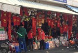 Nhộn nhịp phố bán cờ, áo, băng rôn... cổ vũ đội tuyển Việt Nam