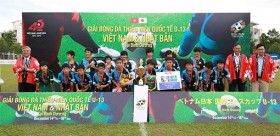 越南-日本U13国际少年足球赛：横滨雷耶斯体育U13俱乐部取得冠军