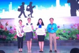 Báo Thanh niên trao tặng 7.000 chiếc áo phản quang cho công nhân Bình Dương