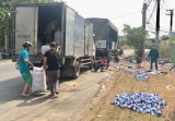 Người dân giúp tài xế gom hàng trăm thùng bia đổ xuống đường