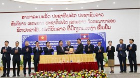 《胡志明全集》第五、第七和第八集老挝语版首发仪式在老挝举行