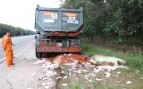 Phát hiện xe tải đổ trái phép hàng tấn chất thải