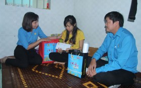 Công đoàn Các khu công nghiệp Bình Dương tặng quà công nhân lao động đặc biệt khó khăn