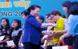 Chủ tịch Quốc hội Nguyễn Thị Kim Ngân tặng quà Tết cho công nhân lao động ở Bình Dương
