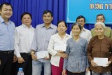 Phường Vĩnh Phú (TX.Thuận An): Tặng quà tết cho các gia đình chính sách