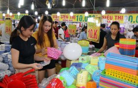 Rộn ràng chợ tết cho công nhân