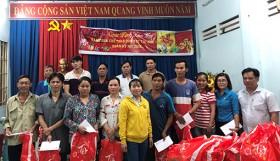 Lo tết cho người không có điều kiện về quê