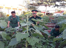 Người cán bộ miệng nói, tay làm