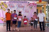 Câu lạc bộ Kỹ năng huyện Dầu Tiếng: Trao tặng 20 phần quà cho học sinh khó khăn