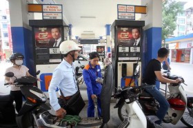 Giá xăng tăng hơn 900 đồng một lít