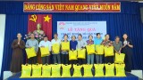 Ủy ban MTTQ Việt Nam TX. Thuận An tặng quà cho hộ nghèo