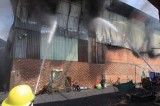 Dập tắt đám cháy lớn tại một công ty gỗ