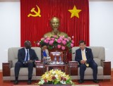 平阳省领导会见世行驻越南办事处代表人