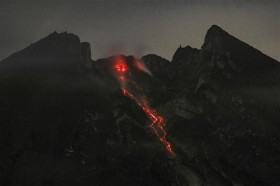Indonesia: Mount Merapi spews hot 1,250m cloud