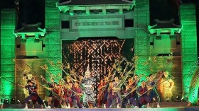 雄王祭祖日假期：各地旅游景点接待大量游客前来参观