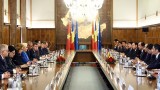 越南政府总理阮春福与罗马尼亚总理登奇勒举行会谈