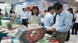 题为“胡志明主席遗嘱落实50周年”的图书展介绍有关胡志明主席的900多本书