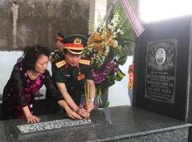 “Ngọn đèn trong bão lửa…”