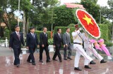 Lãnh đạo tỉnh viếng Nghĩa trang Liệt sĩ nhân kỷ niệm 44 năm ngày giải phóng miền Nam, thống nhất đất nước