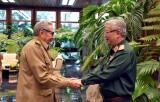 Đại tướng Raul Castro tiếp Thượng tướng Nguyễn Chí Vịnh