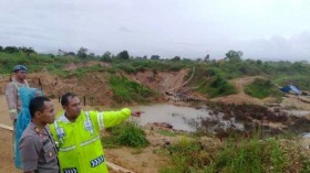 Gold mine collapse in Indonesia kills at least 5