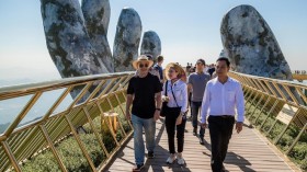 英国亿万富翁在巴拿山上漫步并观光金桥