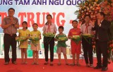 Trung tâm Anh ngữ quốc tế Việt Trung Anh: Trao hơn 20 phần quà cho trẻ em có hoàn cảnh khó khăn