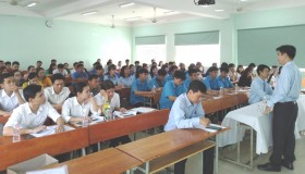 近100名学生和大学生参加创业与企业管理课程