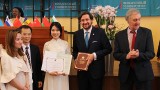 旅俄越南大学生获得俄罗斯财经大学的“国际大使”称号