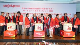 越南政府总理阮春福出席越南飞往日本两条直达航线开通仪式