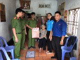 Đoàn viên thăm và tặng quà các gia đình chính sách tại phường Phú Thọ