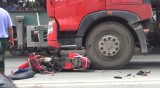 Xe máy bốc cháy sau va chạm liên hoàn với hai xe container
