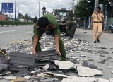 Cảnh sát Giao thông thu gom hàng ngàn viên ngói rơi vãi trên đường