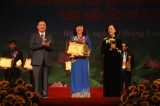 Bà Trương Thị Bích Hạnh, Chủ tịch LĐLĐ tỉnh nhận giải thưởng Nguyễn Văn Linh