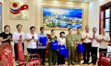 Lãnh đạo tỉnh tặng quà cho gia đình chính sách tỉnh Lào Cai