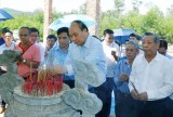 PM offers incense to martyrs in Quang Nam