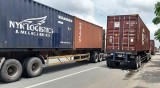 Xe container, xe tải đậu vô tội vạ trên đường Điện Biên Phủ: Tiềm ẩn nguy cơ gây tai nạn giao thông