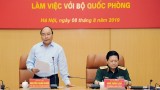 越南政府总理阮春福与国防部举行工作会议