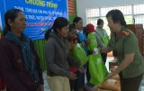 平阳省公安厅妇女会慰问边境地区同胞并赠送礼品