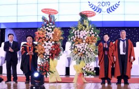 东方国际大学的200多名大学生获得毕业证书