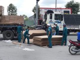 Lực lượng dân quân tự vệ thu gom hàng trăm tấm ván ép bị đánh rơi trên đường Mỹ Phước - Tân Vạn