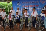 新协发集团向贫困学生免费发放自行车