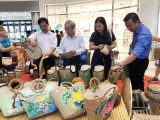 “2019年平阳传统手工艺品和越南货周”集市：商品种类丰富多样
