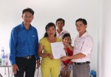 Một hộ nghèo phường Tương Bình Hiệp được trao tặng mái nhà CEP