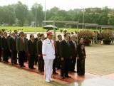 Đoàn đại biểu dự Đại hội MTTQ vào Lăng viếng Chủ tịch Hồ Chí Minh