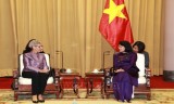越南国家副主席邓氏玉盛会见澳大利亚维多利亚州州长琳达•德绍
