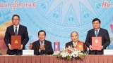 越南政府总理阮春福同柬埔寨首相洪森主持召开两国贸易投资促进会