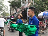 Phát 2.000 túi vải cho người dân để hạn chế rác thải nhựa