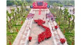 数千名青年代表在富寿省雄王庙拼成“祖国地图”