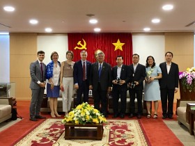 平阳省领导人会见剑桥国际学校领导人